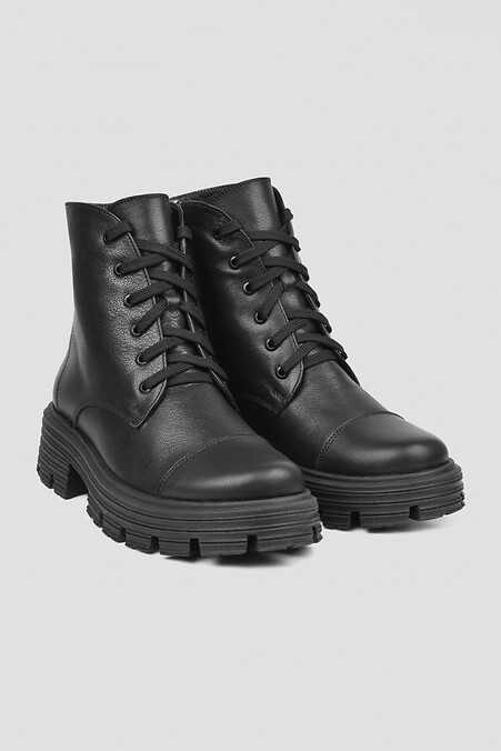 Damen-Winterstiefel aus schwarzem, weichem, strukturiertem Leder. Stiefel. Farbe: das schwarze. #4206036