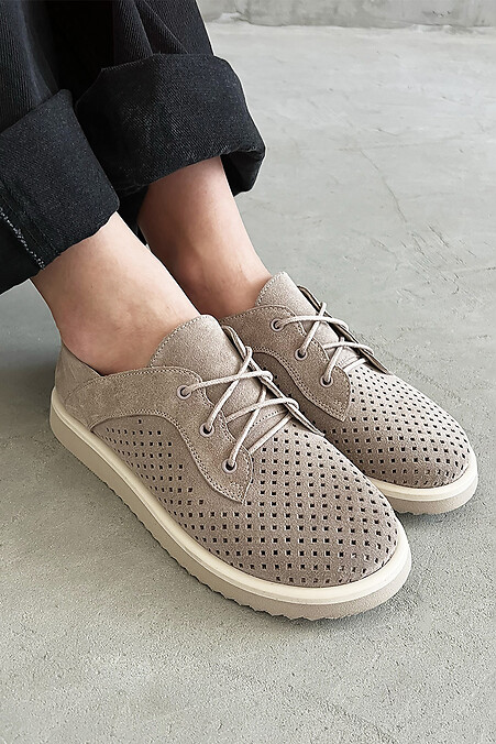 Schuhe mit breiter runder Spitze braun perforiert natürliches Wildleder. Schuhe. Farbe: braun. #4207056