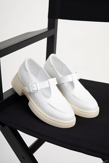 Weiße niedrige Absätze aus Leder. Schuhe. Farbe: weiß. #4206063