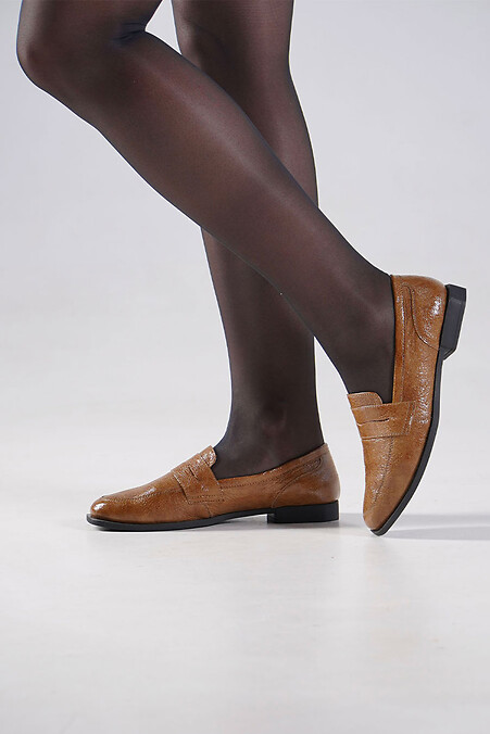 Klasyczne lakierowane buty damskie, brązowe - #4207081