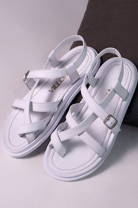 Białe, skórzane sandały na niskim obcasie, zapinane na sprzączkę - #4206100
