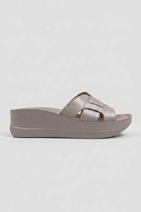 Light-colored leather flip-flops - flip-flops - #4207180