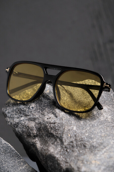 Sonnenbrille ohne starkes Gelb. Sonnenbrille. Farbe: das schwarze. #8049288