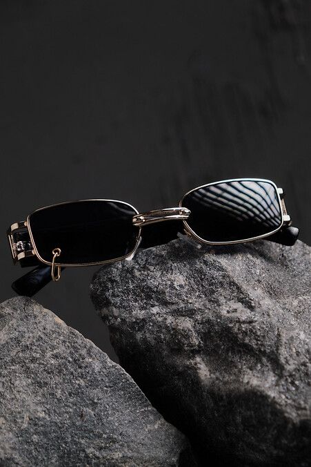 Sonnenbrille mit Piercing ohne Eisengold. Sonnenbrille. Farbe: das schwarze. #8049290