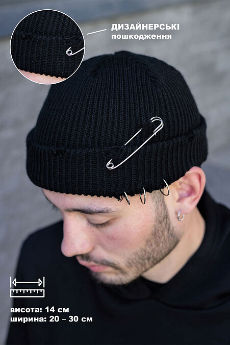 Docker Mini-Beanie-Mütze mit Ringpiercings und Anstecknadel mit Schrammen. Schwarze Mütze mit Piercings und Schrammen - #8049335