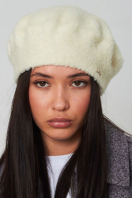 Жіночий букльований берет молочного кольору - #4496473