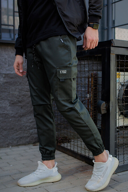 Top FANNI-G. Trousers, pants. Color: green. #8048490