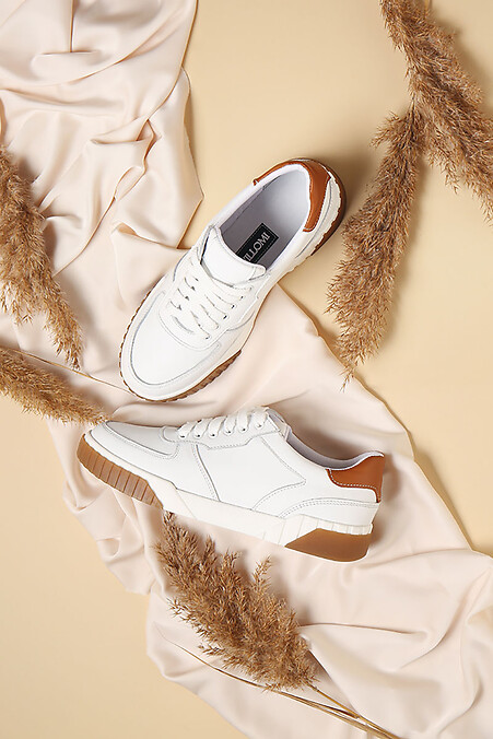 Damen-Sneaker aus weißem Leder mit braunen Einsätzen. - #4205495