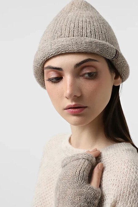 Женская теплая вязаная шапка темно-бежевого цвета - #4038862