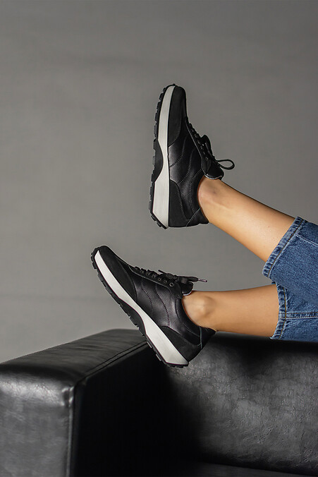 Lekkie sneakersy damskie w kolorze czarnym wykonane ze skóry naturalnej z zamszowymi wstawkami - #4205862