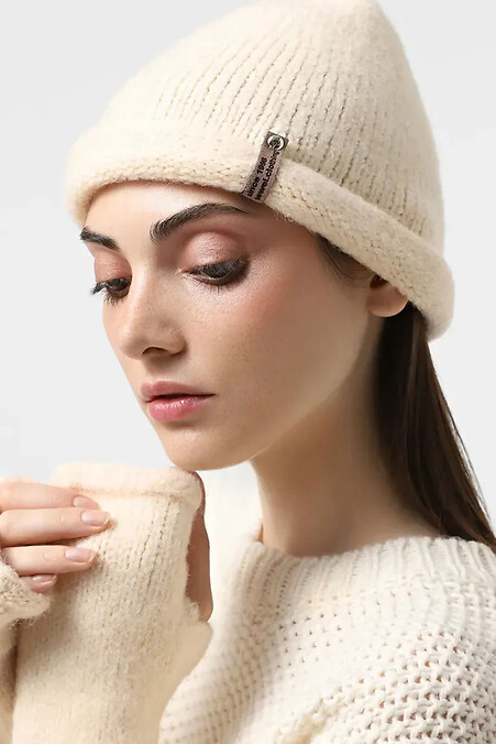 Жіноча тепла в'язана шапка бежевого кольору - #4038865