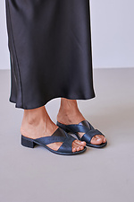 Flip-Flops aus dunklem Leder mit kleinem Absatz - #4206148