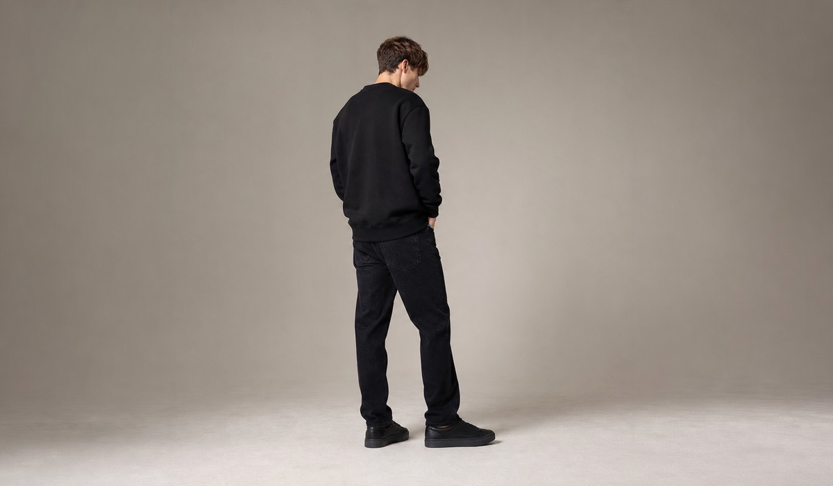 Мінімалістичний total black streetwear-образ у студії