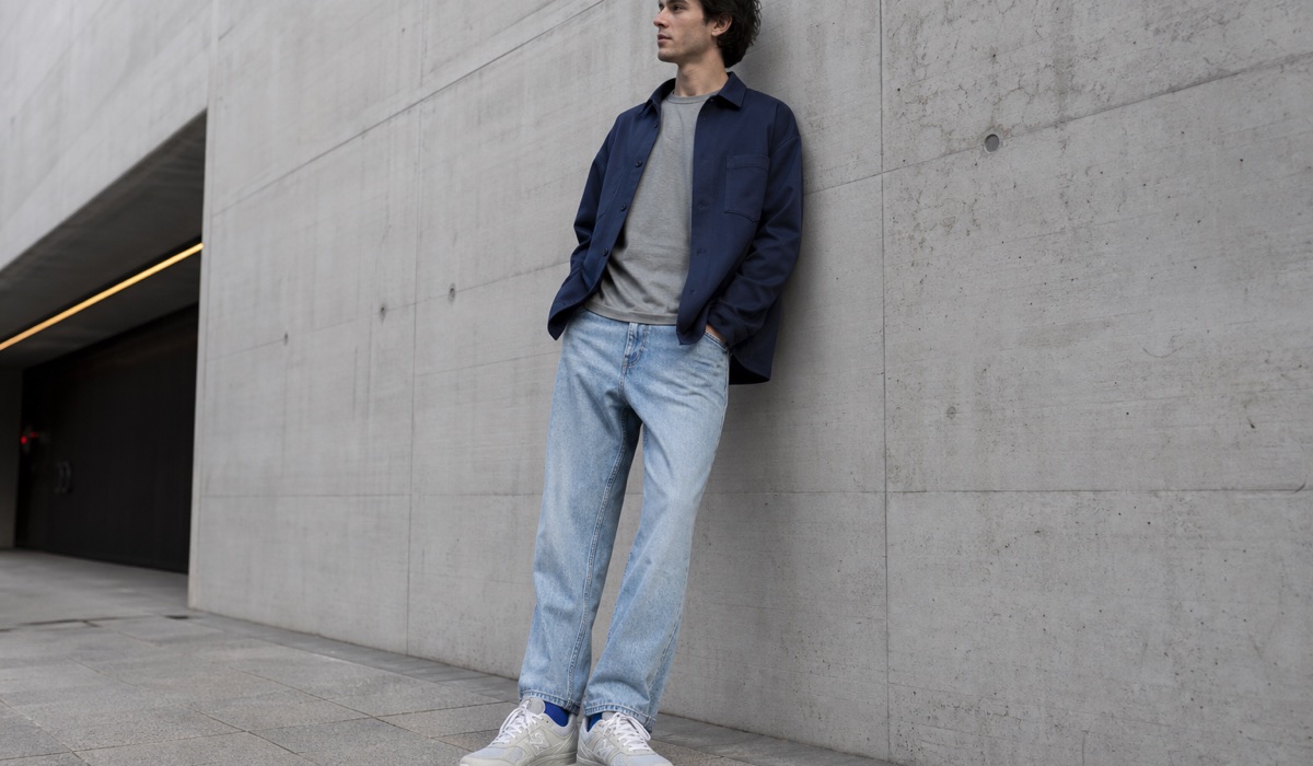 Streetwear-комбинация со свободным денимом, футболкой и светлыми кроссовками