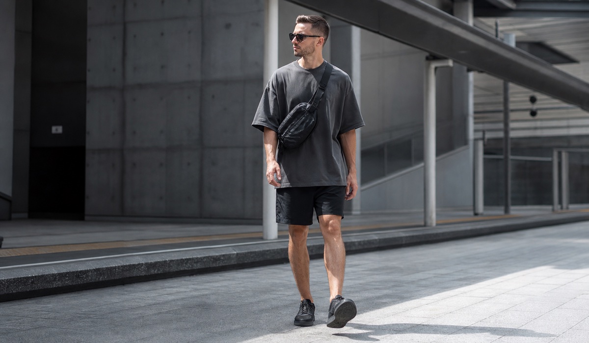 Sportlicher urbaner Sommerlook mit Oversize-T-Shirt und Shorts