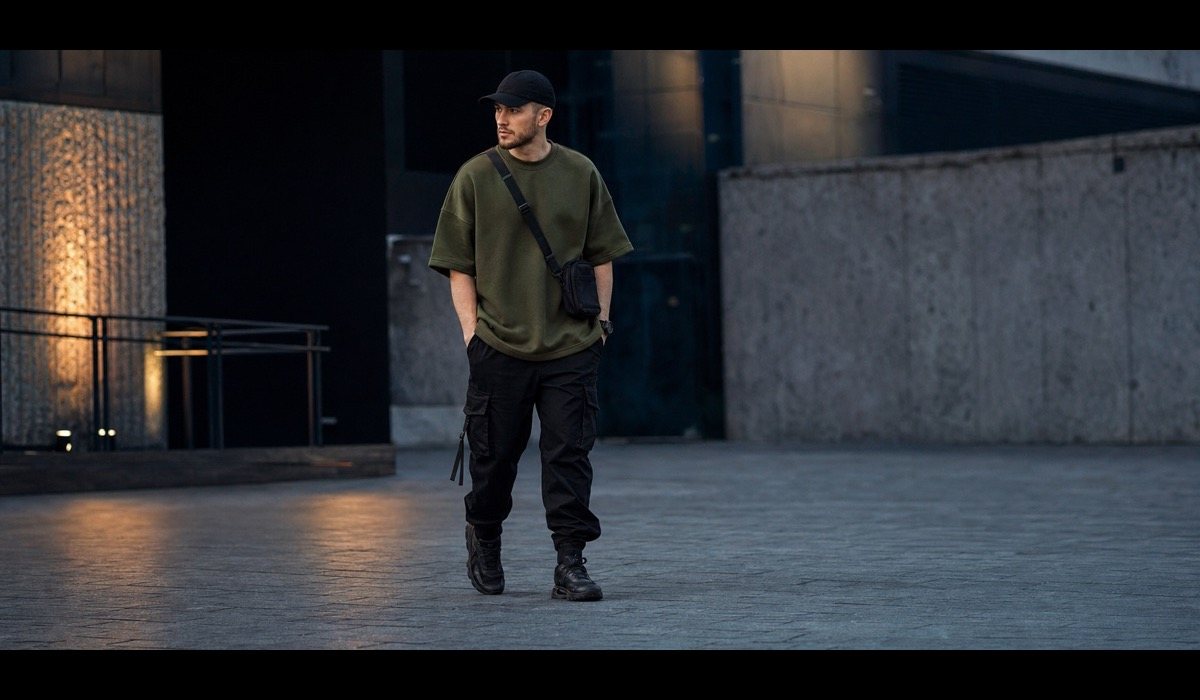 Męska stylizacja streetwear z T-shirtem oversize, spodniami cargo i sneakersami