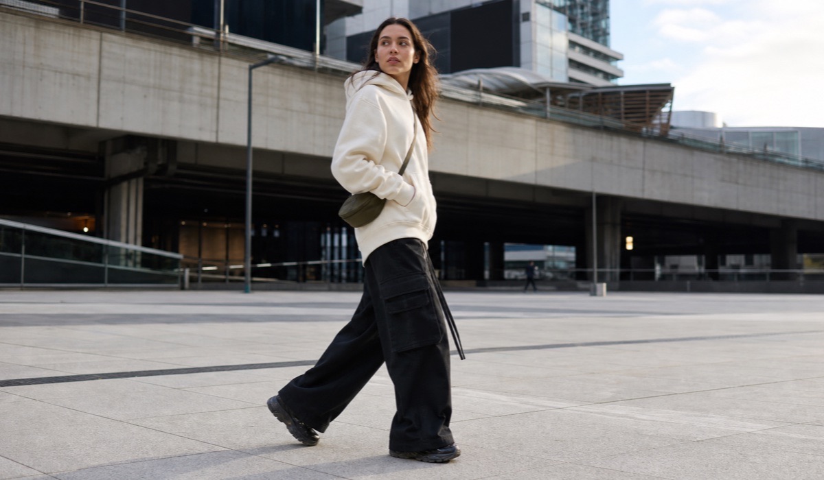 Miejska stylizacja streetwear z wide cargo, oversize hoodie i sneakersami