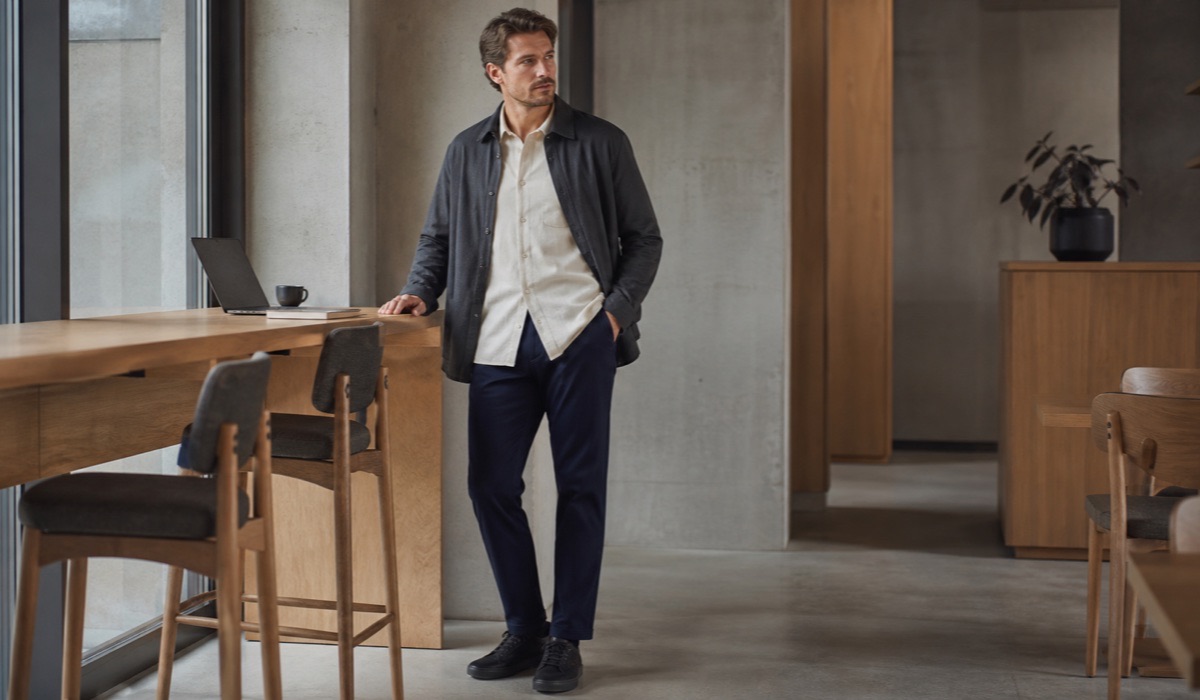 Look smart casual z granatowymi spodniami tapered do biura