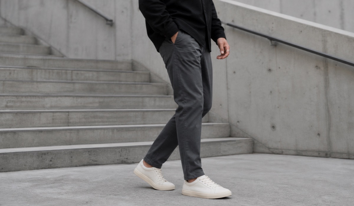 Detal spodni tapered ze schludnym zwężeniem przy sneakersach