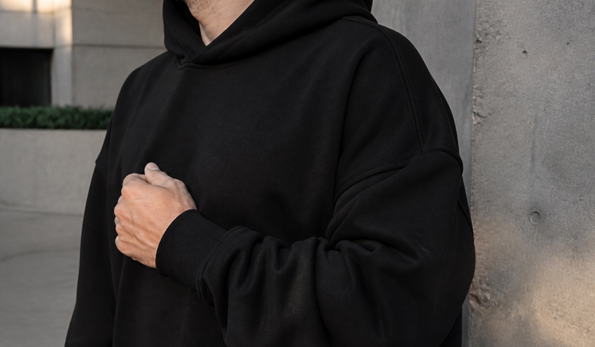 Спущенное плечо и манжета худи oversize крупным планом